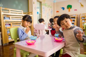 children eating lunch at school