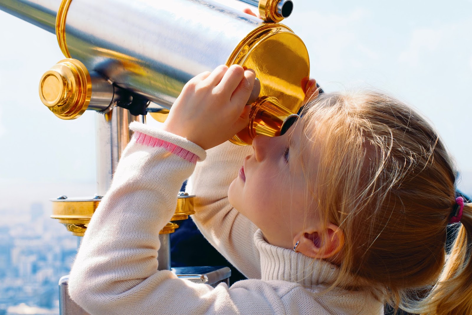 NAMC montessori absorbent mind ch 17 imagination. girl with telescope