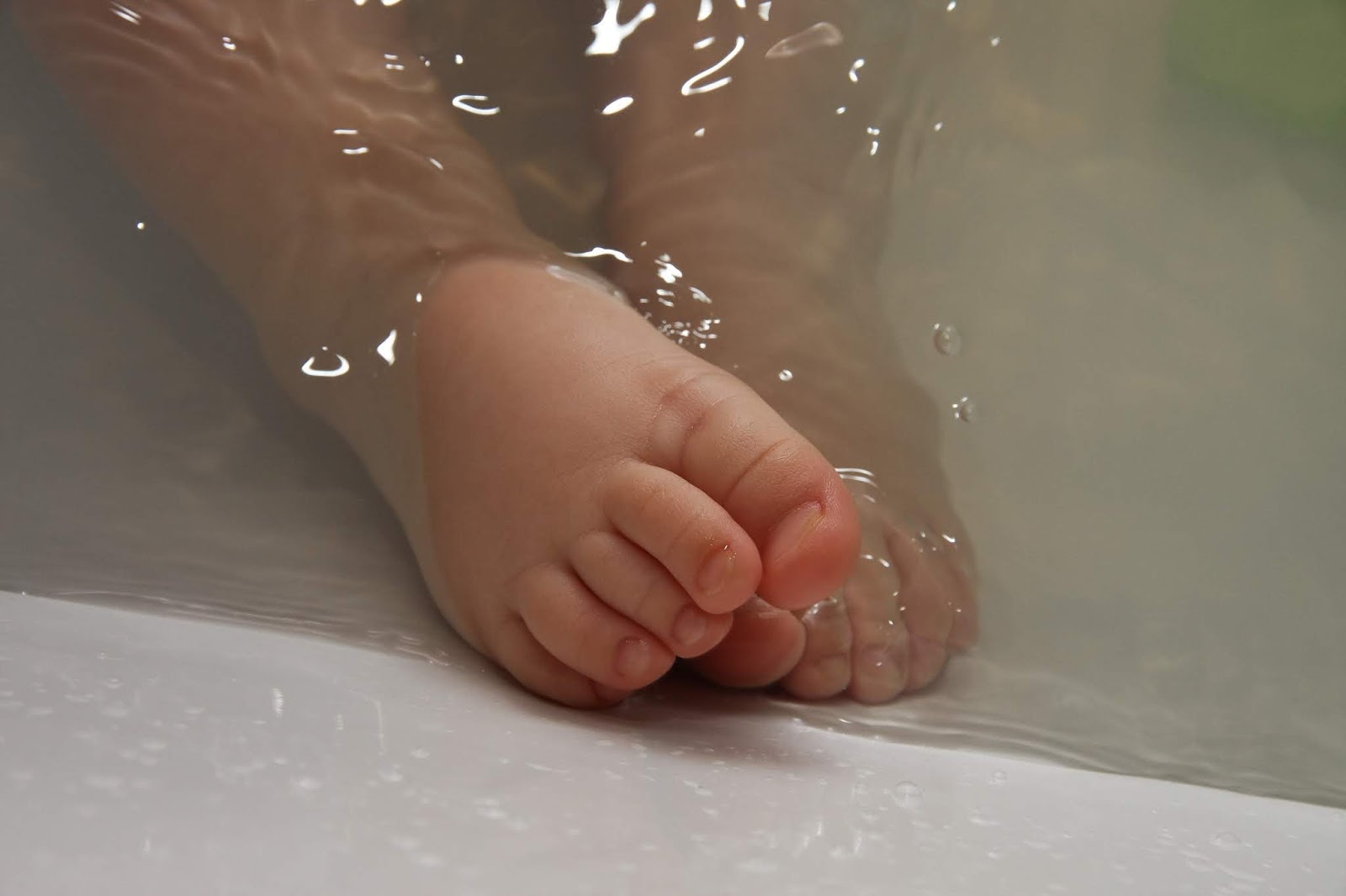 talking to babies the montessori way baby toes in bath.